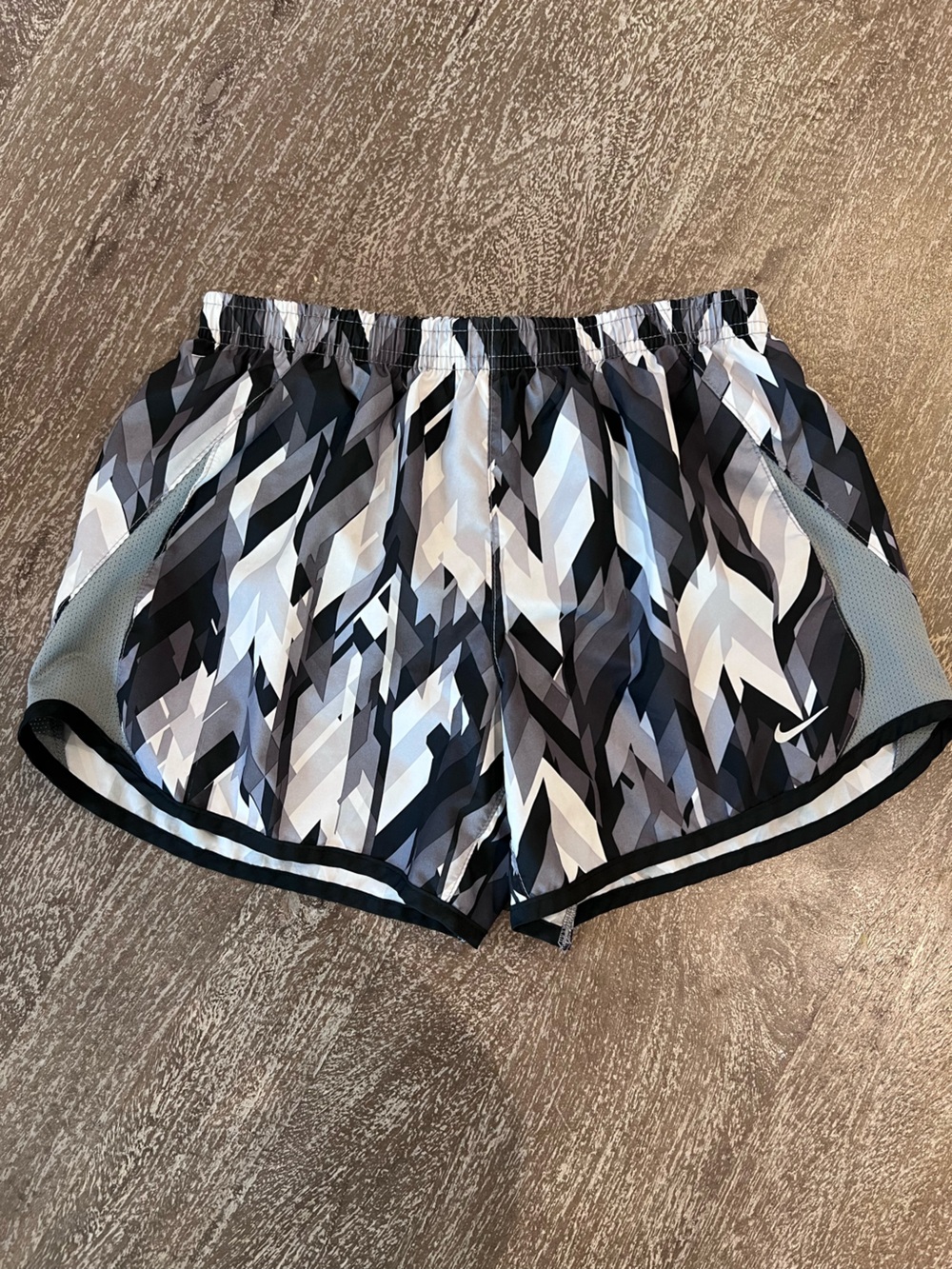 Nike girls Black, Gray & White Geometric Athletic Shorts